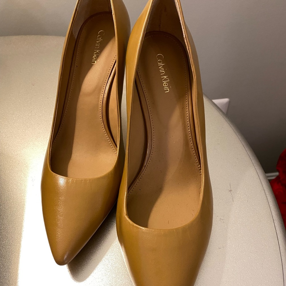 Beige heels like new. Nine West size 10